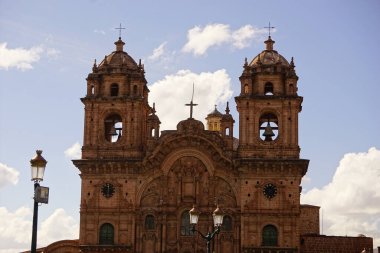 Compaa de Jess Kilisesi ve çan kuleleri Cusco Peru 'nun ana meydanından görüldü.
