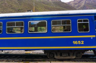 Mavi kargo demiryolu, Aguas Calientes kasabası, Cusco Peru