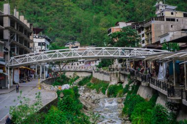 Aguas Calientes kasabası Machu Picchu kasaba beyaz köprüsü