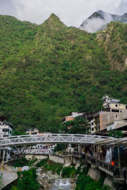 Aguas Calientes kasabası Machu Picchu kasaba beyaz köprüsü