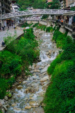 Aguas Calientes kasabası Machu Picchu kasaba beyaz köprüsü