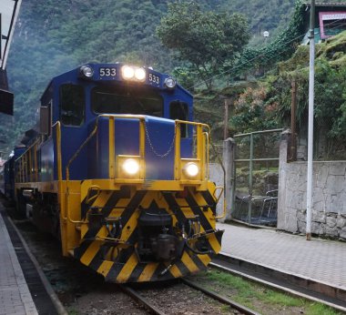 Mavi kargo demiryolu, Aguas Calientes kasabası, Cusco Peru