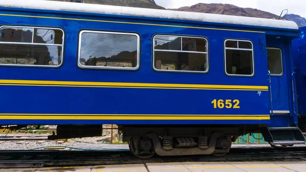 Mavi kargo demiryolu, Aguas Calientes kasabası, Cusco Peru