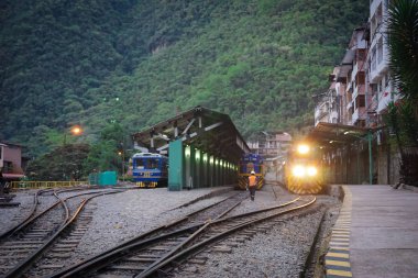 Aguas Calientes kasabası Machu Picchu kasaba beyaz köprüsü