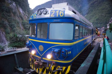 Mavi kargo demiryolu, Aguas Calientes kasabası, Cusco Peru