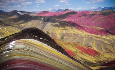 Kızıl Vadi, Palccoyo, Cusco, Peru 'daki gökkuşağı dağının yanında.