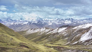 Kızıl Vadi, Palccoyo, Cusco, Peru 'daki gökkuşağı dağının yanında.
