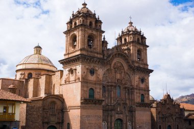 Compaa de Jess Kilisesi ve çan kuleleri Cusco Peru 'nun ana meydanından görüldü.