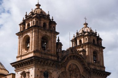Compaa de Jess Kilisesi ve çan kuleleri Cusco Peru 'nun ana meydanından görüldü.