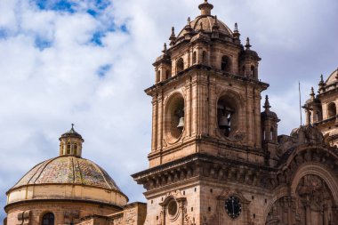 Compaa de Jess Kilisesi ve çan kuleleri Cusco Peru 'nun ana meydanından görüldü.