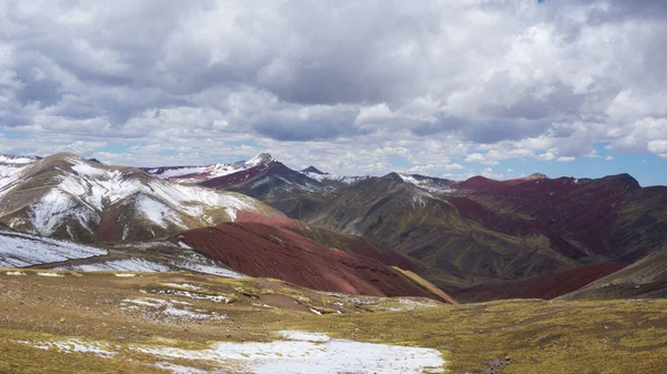 ペルー クスコのパルコヨの虹の山の近くの赤い谷 — ストック写真