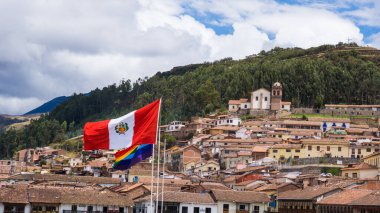 Cusco Peru 'nun merkezindeki Cusco meydanının panoramik görüntüsü