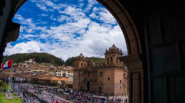 Cusco Peru 'nun merkezindeki Cusco meydanının panoramik görüntüsü