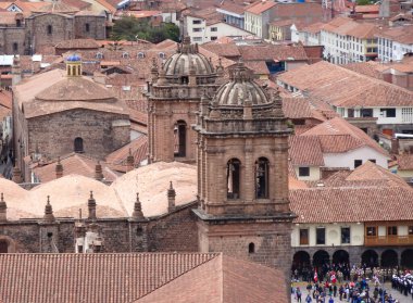 Compaa de Jess Kilisesi ve çan kuleleri Cusco Peru 'nun ana meydanından görüldü.