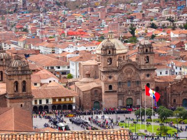 Cusco Peru 'nun merkezindeki Cusco meydanının panoramik görüntüsü