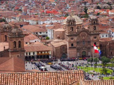 Cusco Peru 'nun merkezindeki Cusco meydanının panoramik görüntüsü