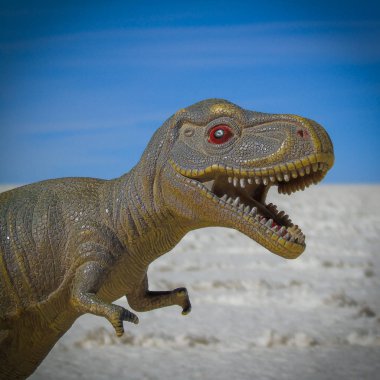 Salar de Uyuni 'deki oyuncak dinozor.