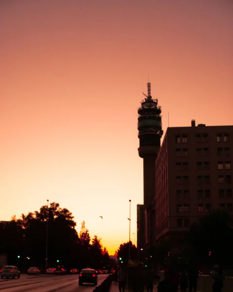 サンチャゴ チリのラ モネダ宮殿近くのアラメダ通りの日没 — ストック写真