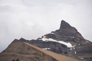 Santa Cruz Arjantin 'deki Moreno Buzulu' nda köpekbalığı yüzgeci şekilli bir dağ.