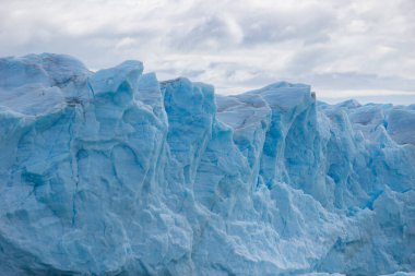 Calafate, Arjantin 'in güneybatısındaki Los Glaciares Ulusal Parkı' nda yer alan Perito Moreno Buzulu. Patagonya 'nın en önemli cazibelerinden biridir.