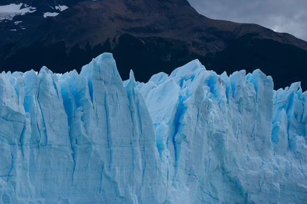 アルゼンチンのカラファテペリト モレノ氷河はサンタクルス州南西部のロス グラシアレス国立公園に位置している パタゴニアの最も重要な観光スポットの一つです — ストック写真