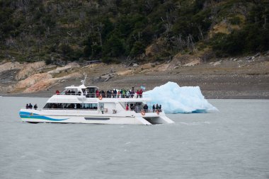 Patagonya, Arjantin 'deki Perito Moreno buzulu yakınlarında tekne gezintisi..