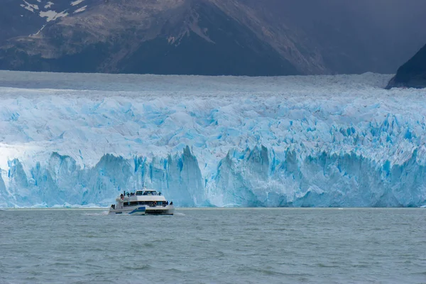 阿根廷巴塔哥尼亚El Calafate Perito Moreno冰川上的船 — 图库照片