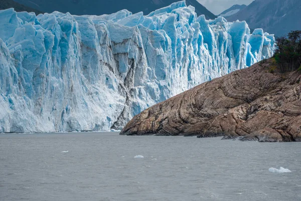 南パタゴニア チリの氷原の灰色の湖で灰色の氷河 — ストック写真