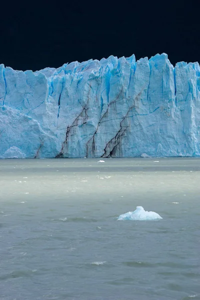 南パタゴニア チリの氷原の灰色の湖で灰色の氷河 — ストック写真