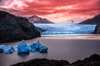 Torres del Paine Ulusal Parkı 'ndaki Buzul Gri
