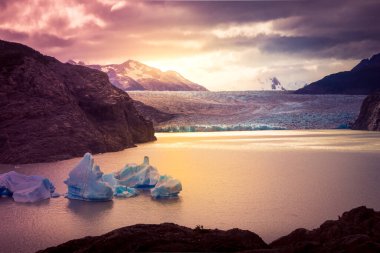 Torres del Paine Ulusal Parkı 'ndaki Buzul Gri