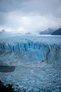 Göl ve buzul manzarası. Perito Moreno Ulusal Parkı, Los Glaciares. Sonbaharda Arjantin Patagonyası.