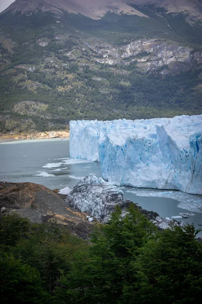 湖と氷河の景色ペルト モレノ国立公園ロス グラシアレス 秋のアルゼンチン パタゴニア — ストック写真
