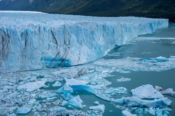 ペリト モレノ氷河はアルゼンチンのサンタクルーズ州にあるロス グラシアレス国立公園内にある氷河である アルゼンチンのパタゴニアで最も重要な観光スポットの一つ — ストック写真