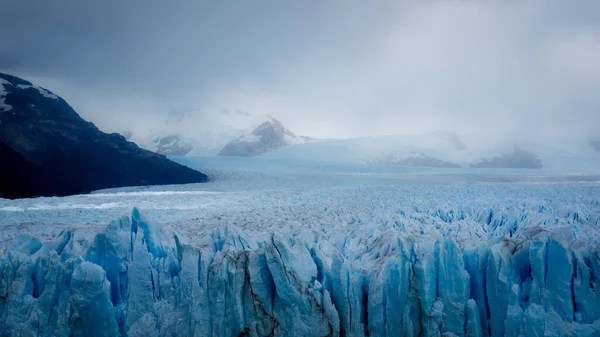 Buzul Perito Moreno Ulusal Parkı Los Glaciares. Sonbaharda Arjantin Patagonyası.