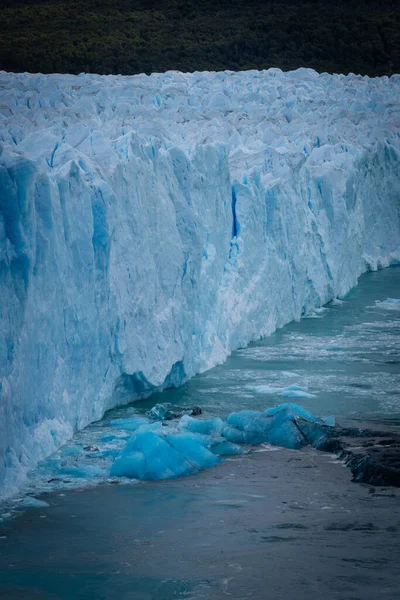 カラファテの氷の風景 グラシアレス国立公園へのゲートウェイとして知られているサンタクルスのアルゼンチン州の南パタゴニア氷原の端近くの町 — ストック写真