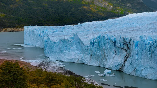 Paisagem Gelada Iceberg Floresta Calafate Cidade Perto Borda Campo Gelo — Fotografia de Stock