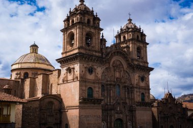 Taş gibi eski bir kilisenin girişindeki kulelerle yüz yüze. Peru 'daki İsa Kilisesi