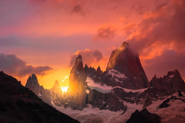 Picos Montañosos Nevados Rocosos Con Sol Saliendo Detrás Nubes Rojas — Foto de Stock
