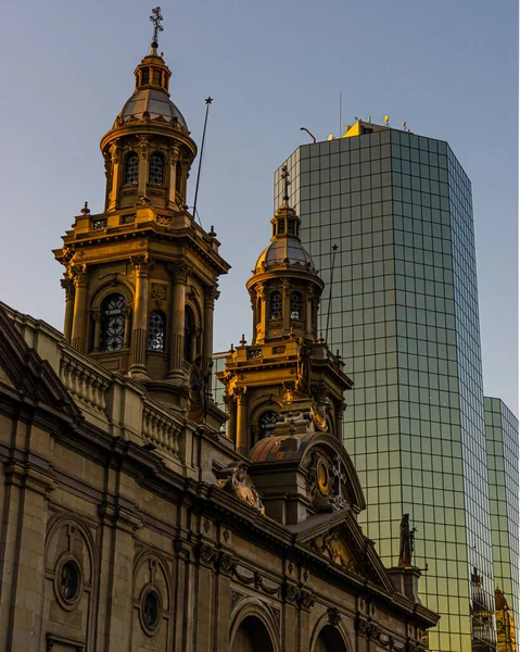近代的なガラスの超高層ビルの前に2つの古代の塔とファサードの垂直写真 チリのサンティアゴ チリにあるアーマス広場 — ストック写真