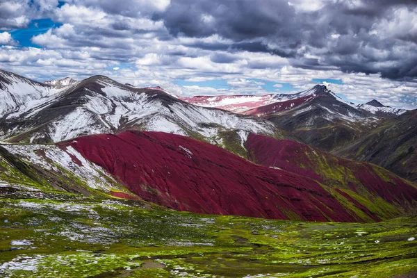 Bulutlu Bir Günde Etrafı Renkli Dağlarla Çevrili Bir Vadi Palccoyo — Stok fotoğraf