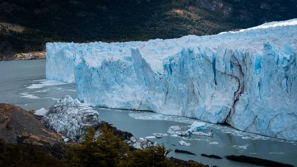 Pared Hielo Glaciar Con Algunos Trozos Hielo Agua Frente Bosque —  Fotos de Stock