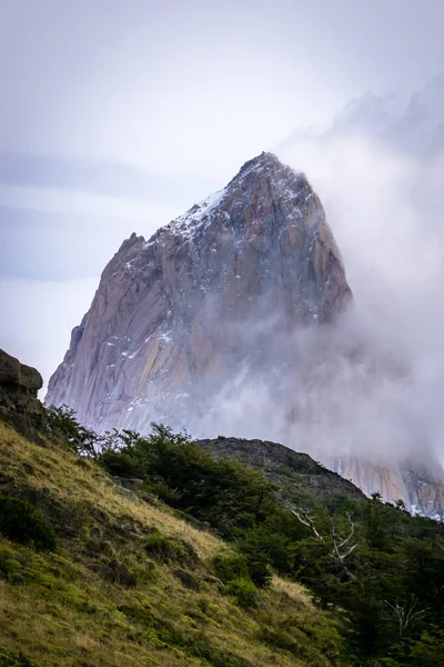 Kayalık Karlı Dağ Beyaz Bulutlar Fitz Roy Arjantin — Stok fotoğraf