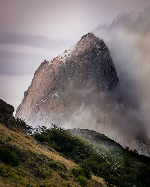 Ufukta Kayalık Karlı Bir Dağın Zirveleri Olan Issız Bir Yol — Stok fotoğraf