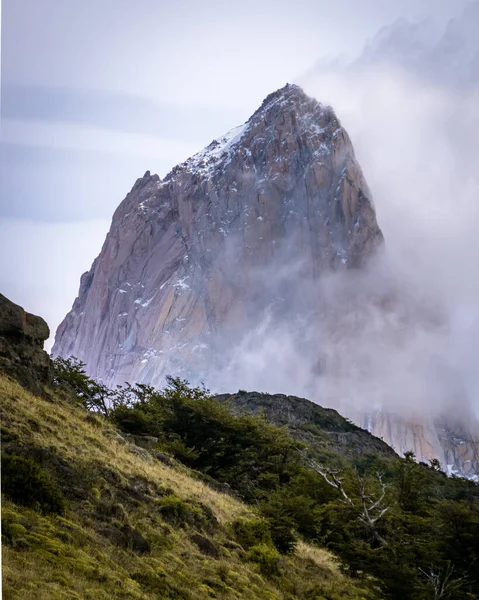 지평선에는 바위투성이 눈덮인 산봉우리들이 아스팔트 펼쳐져 있었습니다 아르헨티나의 피츠로 — 스톡 사진