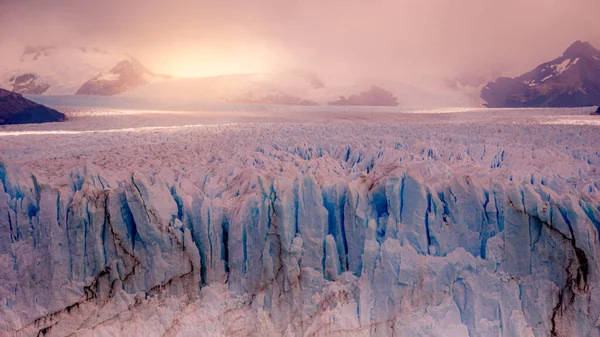 氷河の真ん中に湖があり氷の塊が水から出てきます — ストック写真