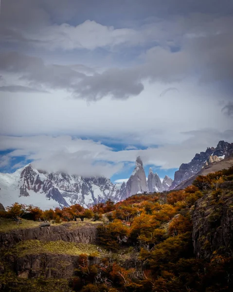 秋天在阿根廷的El Chalten市远足到Torre中央山脉 — 图库照片