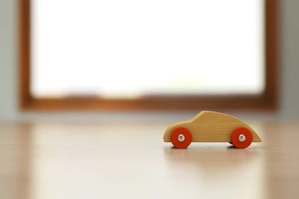 Holzspielzeugauto auf dem Tisch. — Stockfoto