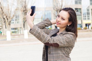Casual neşeli kız tek başına cep telefonu Açık Rekreasyon kavramı ile