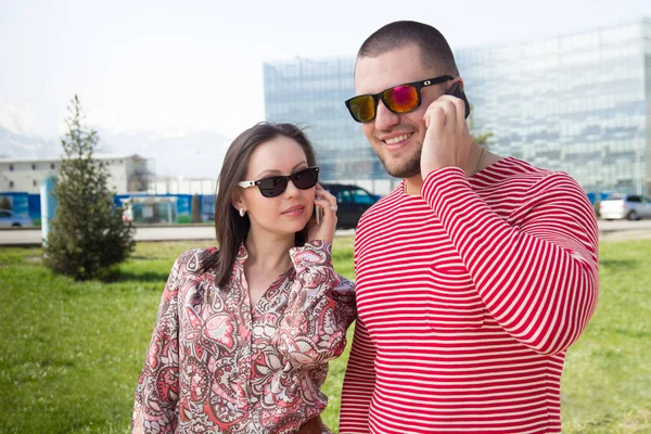 Hermoso hombre y mujer caminando en la calle y haciendo selfie por teléfono inteligente . —  Fotos de Stock